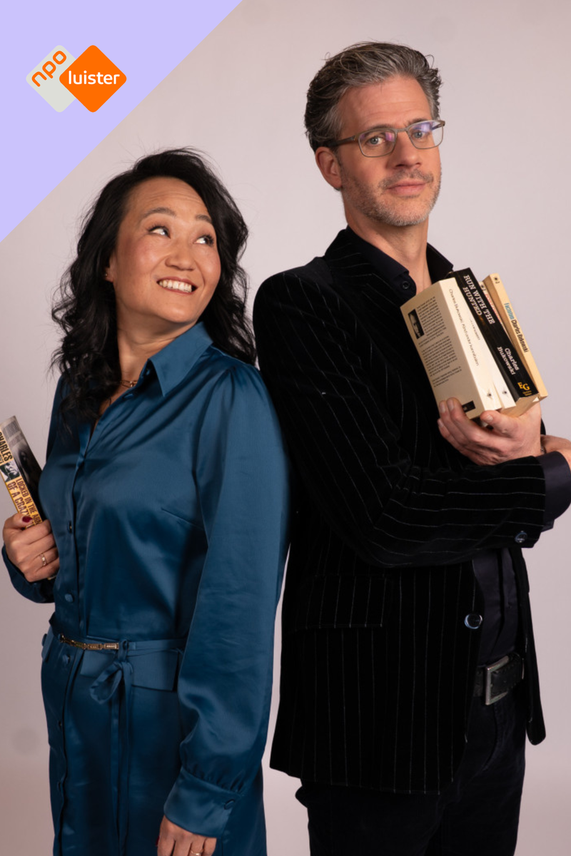 Mischa Blok en Erik Dijkstra staan met boeken in de hand naast elkaar en Mischa Blok kijkt lachend naar Erik Dijkstra