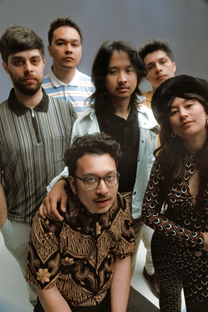 Band Nusantara Beat, bestaande uit zes leden (één vrouw en zes mannen), kijkt in fish eye-lens.