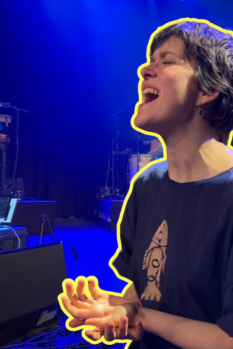 Pitou in actie tijdens de repetitie. Ze staat te zingen en heeft haar ogen dicht.