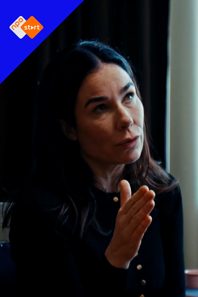 Witte vrouw met zwart haar kijk indringend weg van de camera