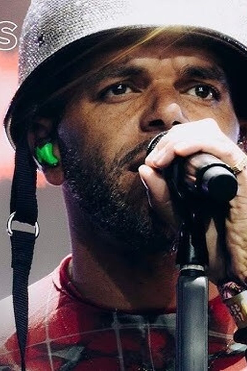 Sef zingt op het podium van Lowlands.