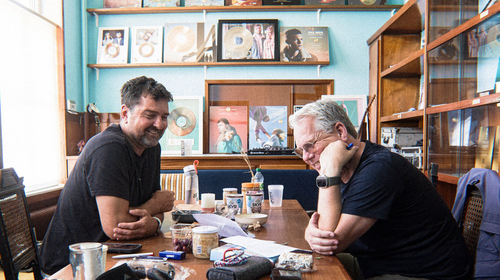 Thomas Acda en Paul De Munnik aan de ontbijttafel