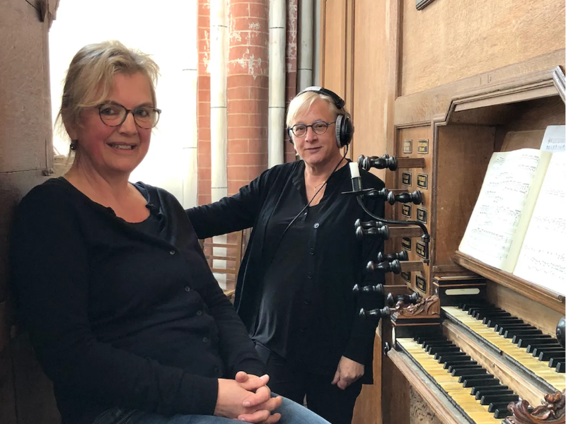 Elsbeth Gruteke met Leonore Lub bij het orgel