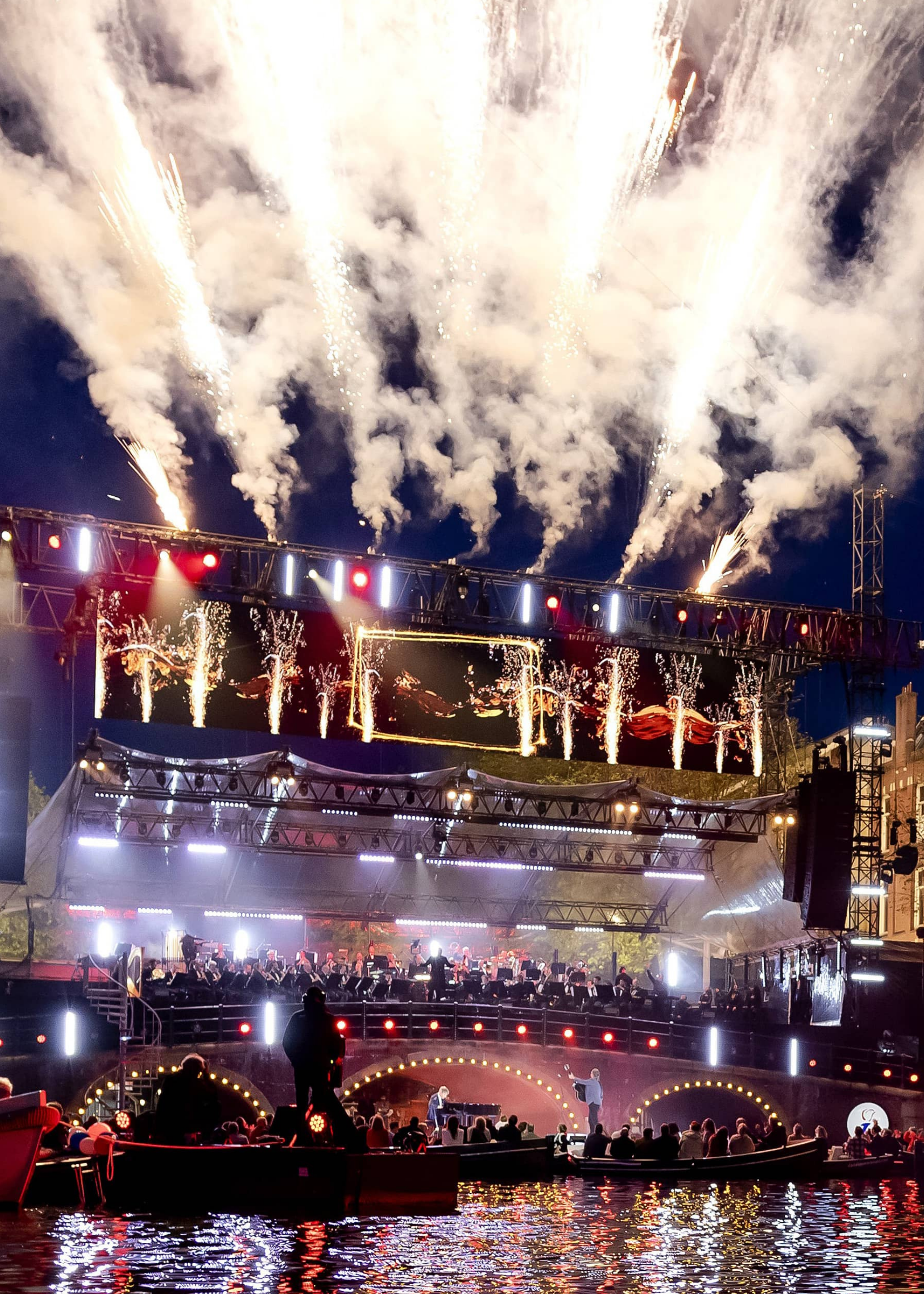 Vuurwerk op een podium
