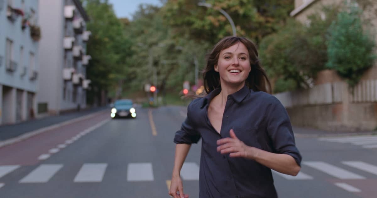 Actrice uit Worst Person in de World rent met glimlach over straat