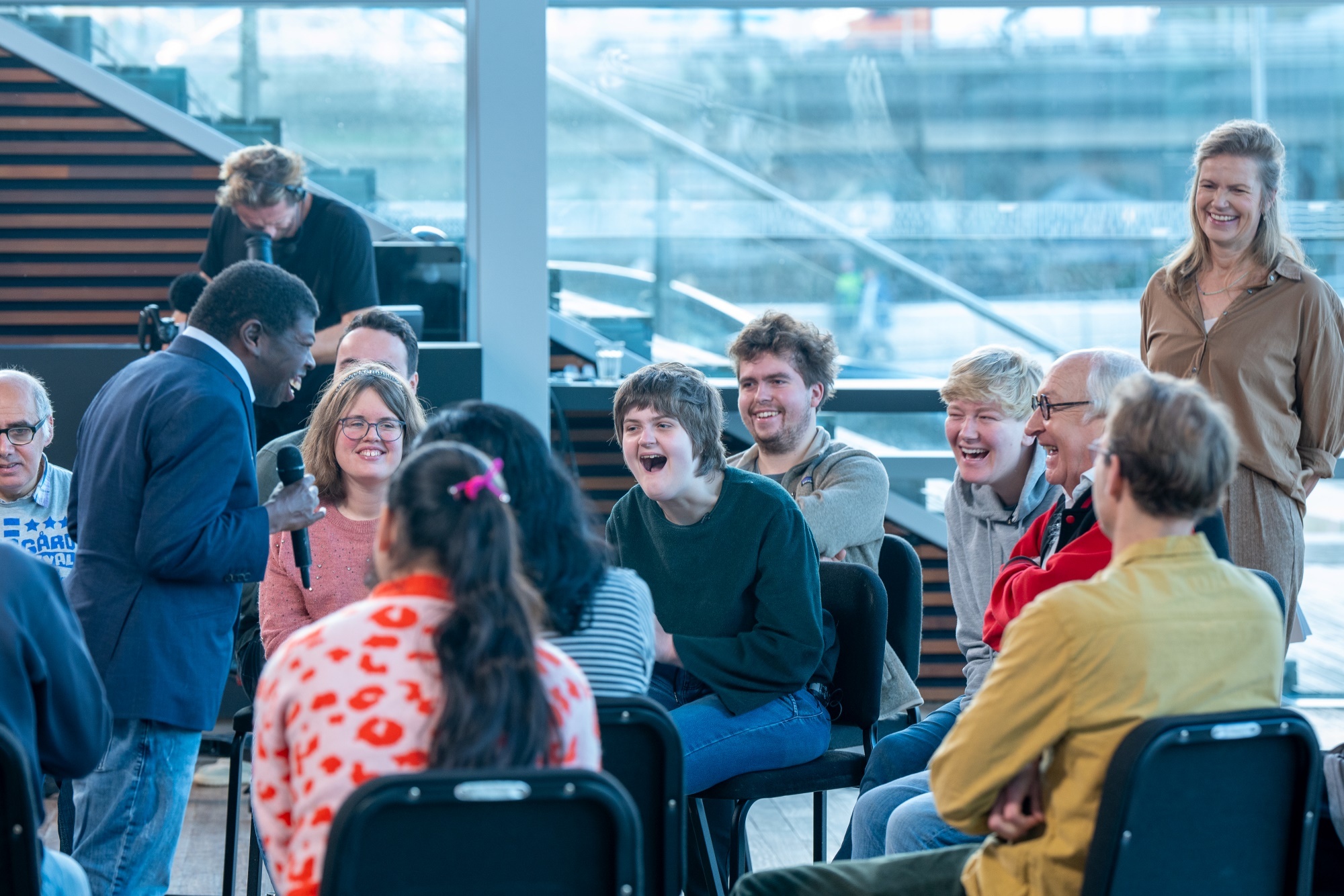 Youp van 't Hek wordt geïnterviewd door een groep van 32 mensen met autisme