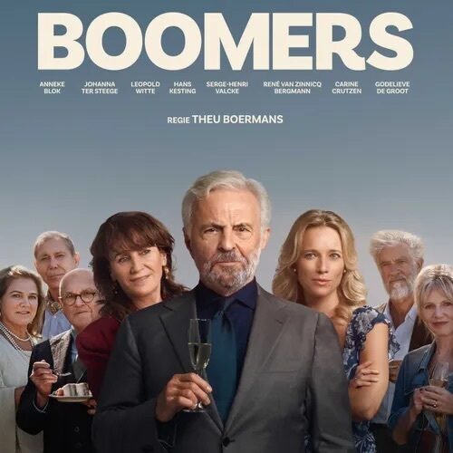 De filmposter van de film Boomers. Voor een blauwe achtergrond staat een groep mensen. Middenin zien we Huub Stapel met een glas champagne in zijn hand. Achter hem staan verschillende mensen die allemaal naar voren kijken of naar hem. Bovenin beeld staan grote letters 'BOOMERS'