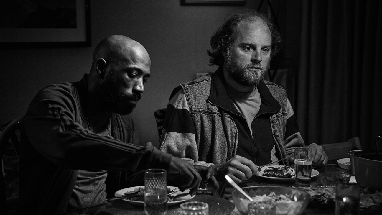 Twee mannen aan tafel zijn vis aan het eten