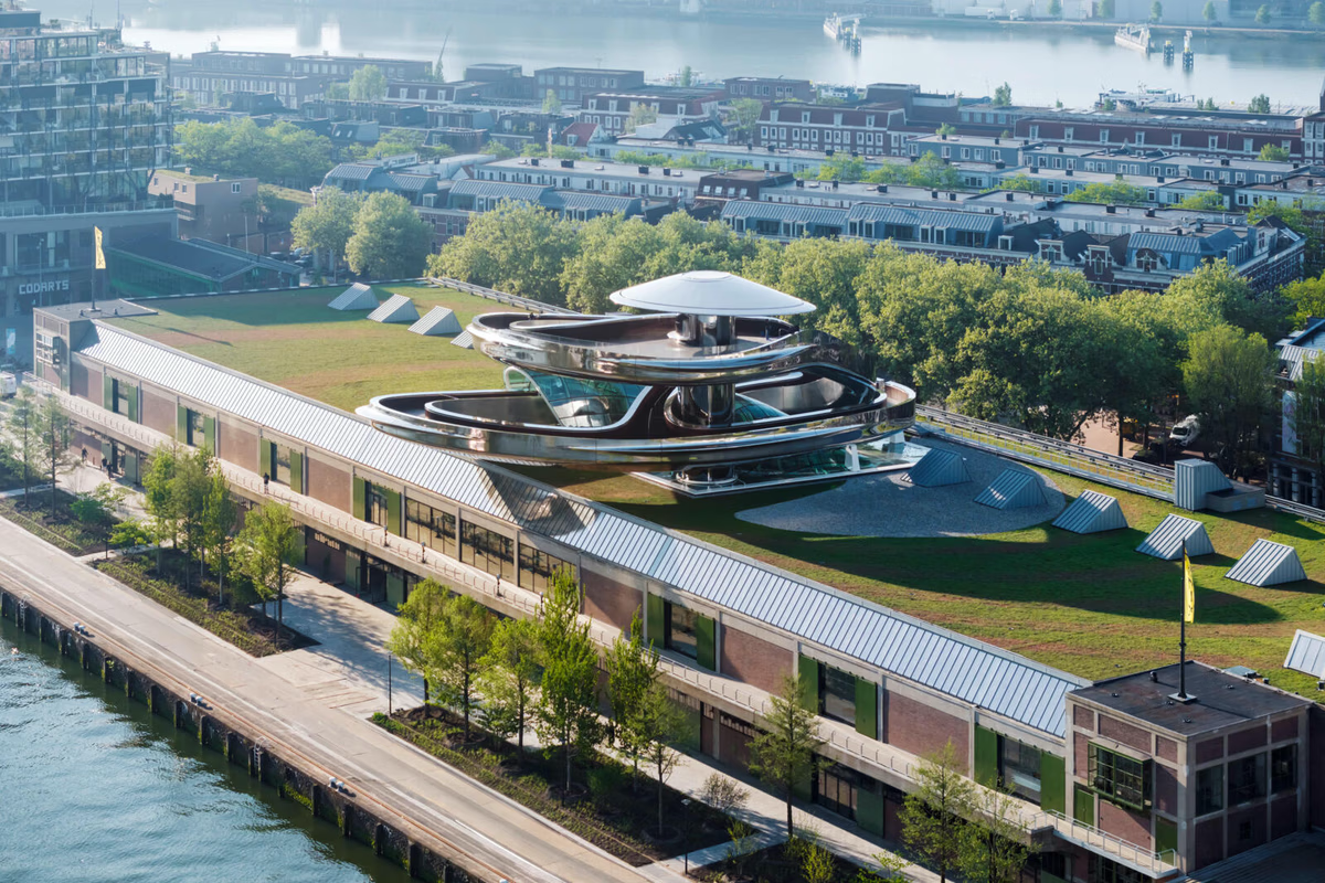 Een foto van de buitenkant van het gebouw met daarop de iconische roostvrijstalen tornadobuis.