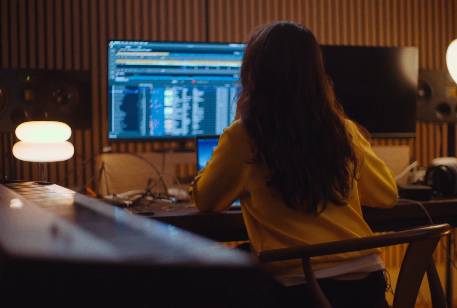 Vrouwelijke producer aan het werk achter haar bureau.