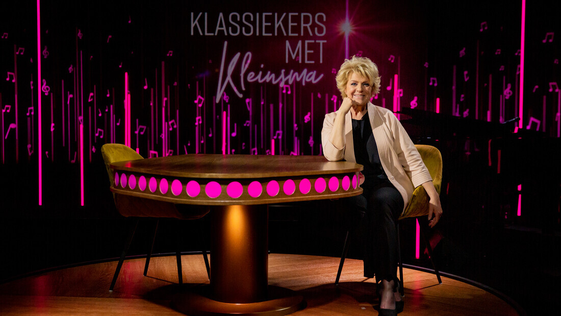 Simone Kleinsma aan de studiotafel.