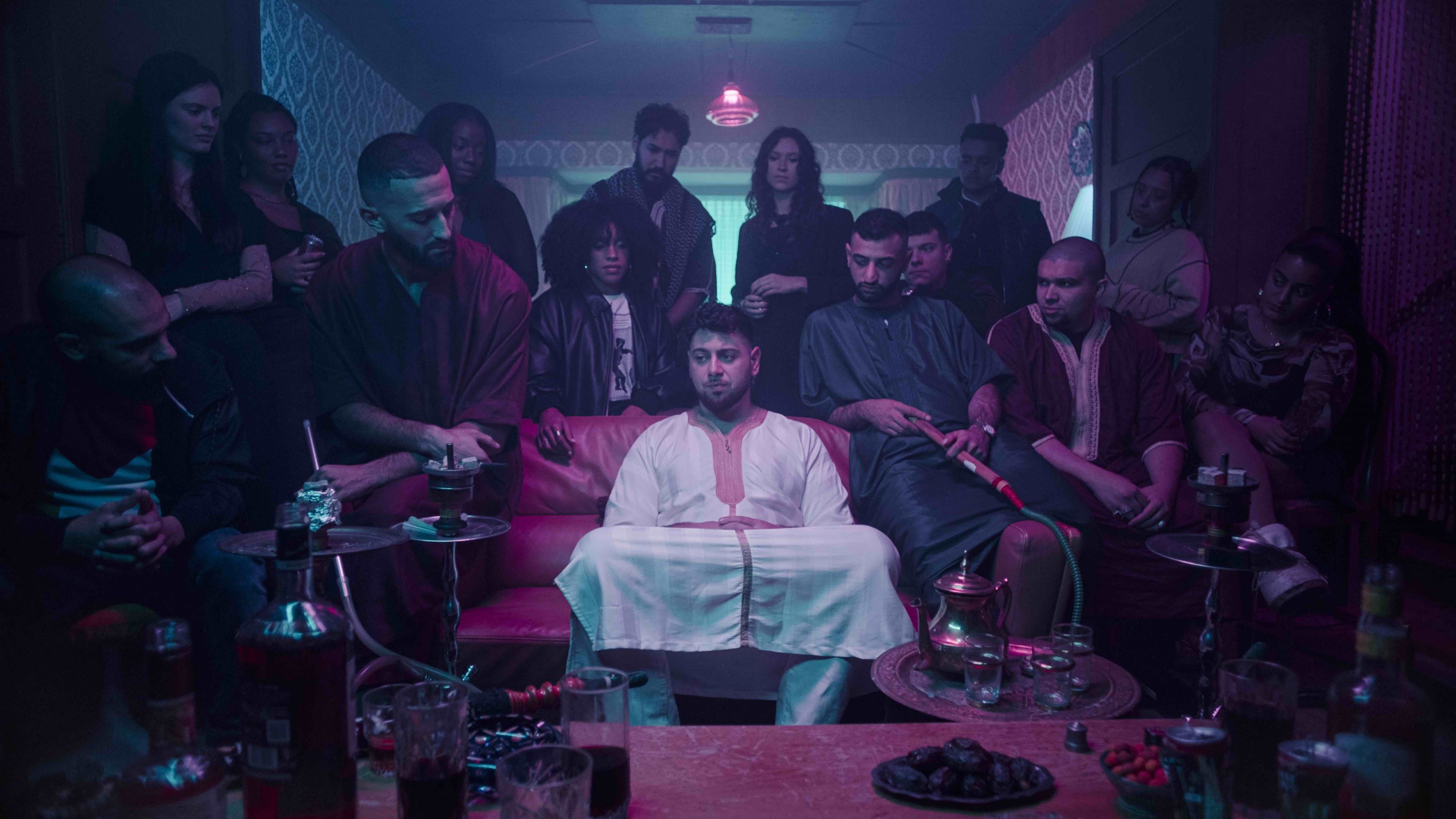 Lev Avitan in een woonkamer omringd door personages