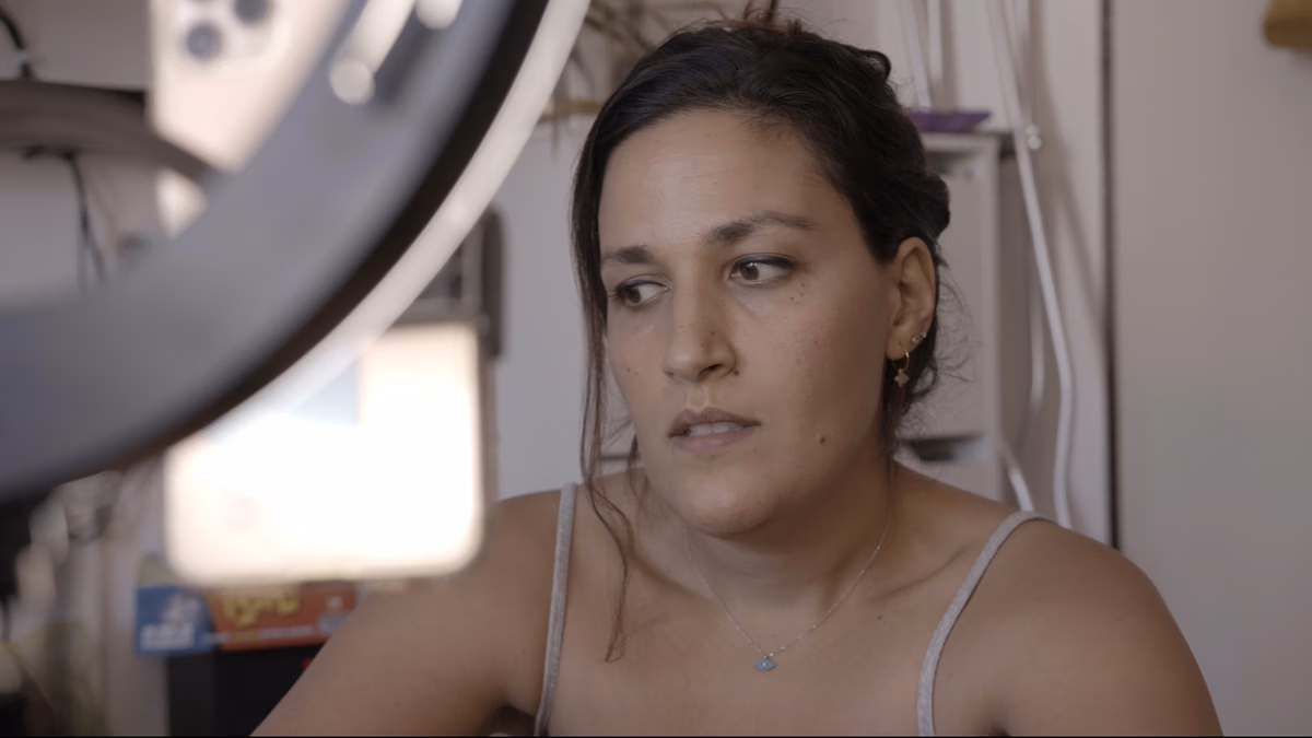 Noam Shuster-Eliassi zit voor een camera en denkt na