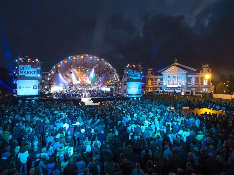 Uitmarkt podium met publiek op het Museumplein