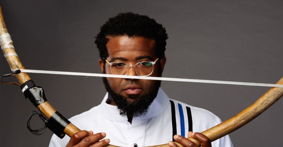 Man met muziekinstrument (benta) in handen