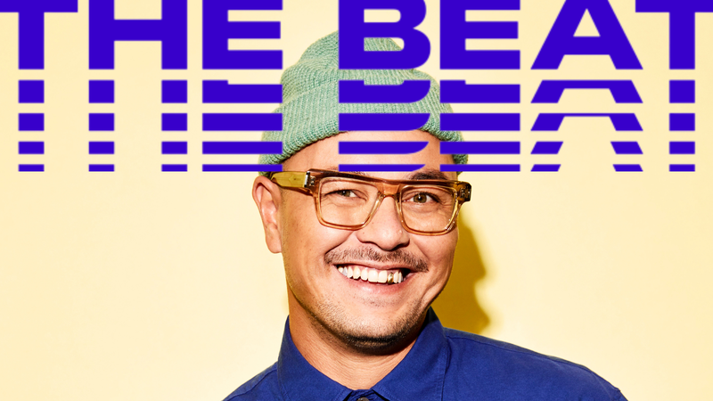 Een foto van een lachende Justin Verkijk, met daarop ook het logo van The Beat.