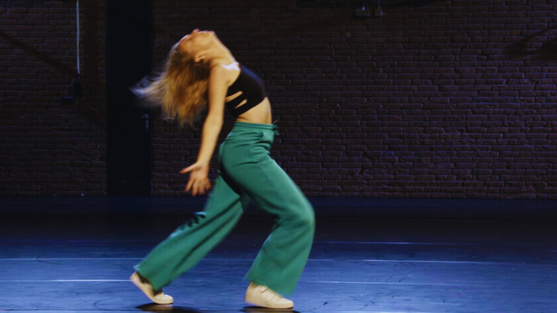 Een vrouw die danst.